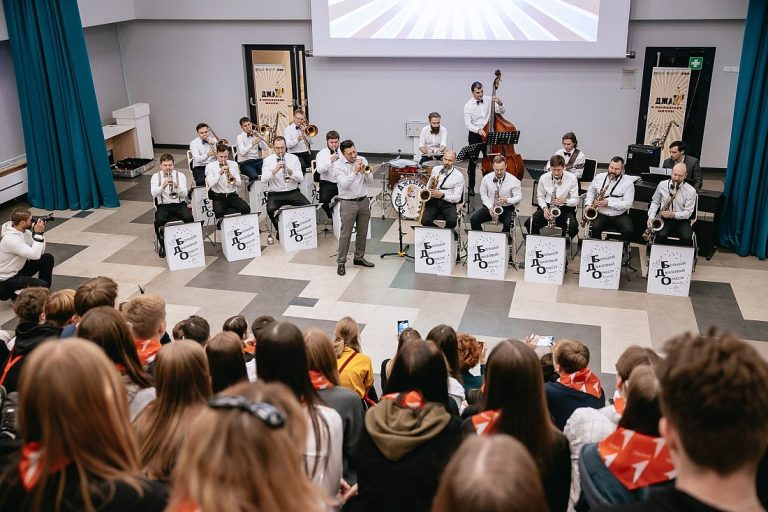 Большой Джазовый Оркестр в московской средней школе №1514 (фото: Александр Авилов, АГН Москва)