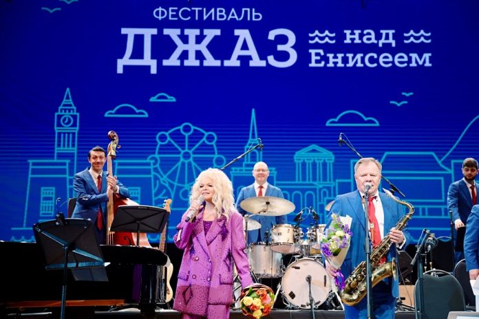 Лариса Долина и Игорь Бутман на сцене фестиваля «Джаз над Енисеем-2025» (фото: пресс-служба Красноярской филармонии)