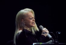 Фестивали этого лета. «Архангельск Блюз»-2025: двадцатый пошёл! Народная артистка РФ Лариса Долина на фестивале «Архангельск Блюз»-2025 (фото: Наталья Кравченко)