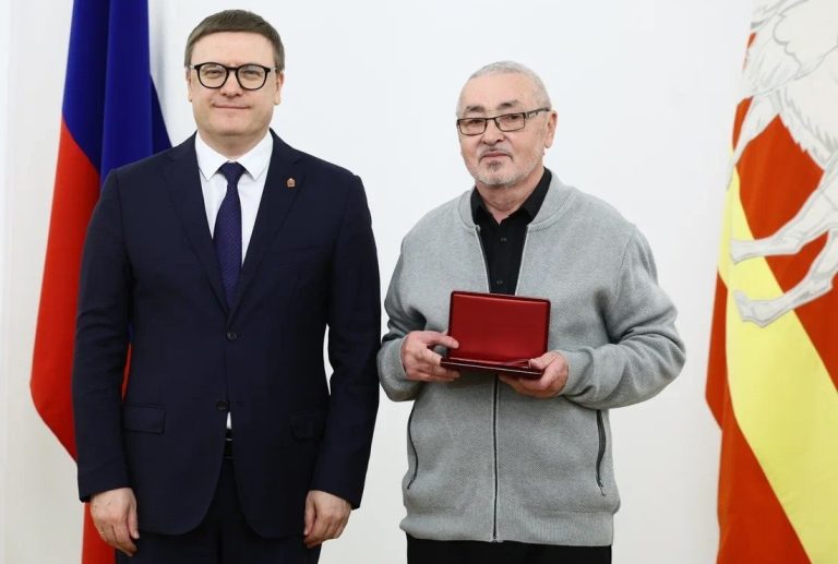 Губернатор Челябинской области Алексей Текслер и заслуженный артист Челябинской области Наиль Загидуллин