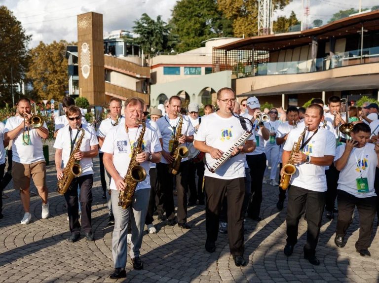 Традиционный стрит-парад на открытии Sochi Jazz Festival