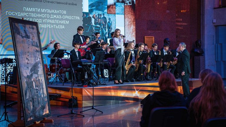 Выступает Концертный биг-бэнд Академии джаза под управлением директора Академии, Заслуженного артиста РФ Павла Овчинникова