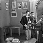 1 октября: День российского джаза! Сегодня джазу в России 103 года 1960, за сценой ДК «Энергетик» на Раушской набережной. Леонард Орлов — ударные, Сергей Березин — тенор-саксофон, Михаил Цуриченко — баритон-саксофон, Николай Брызгунов — труба. Фото © Владимир Садковкин