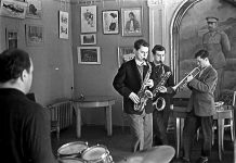 1 октября: День российского джаза! Сегодня джазу в России 103 года 1960, за сценой ДК «Энергетик» на Раушской набережной. Леонард Орлов — ударные, Сергей Березин — тенор-саксофон, Михаил Цуриченко — баритон-саксофон, Николай Брызгунов — труба. Фото © Владимир Садковкин