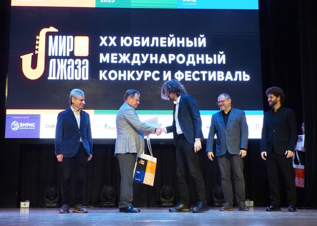 Игорь Бутман вручает I премию гитаристу Эдуарду Риккеру