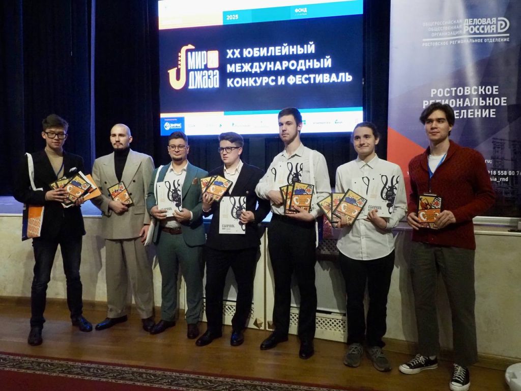 Лауреаты конкурса с книгами Издательства Фонда Игоря Бутмана
