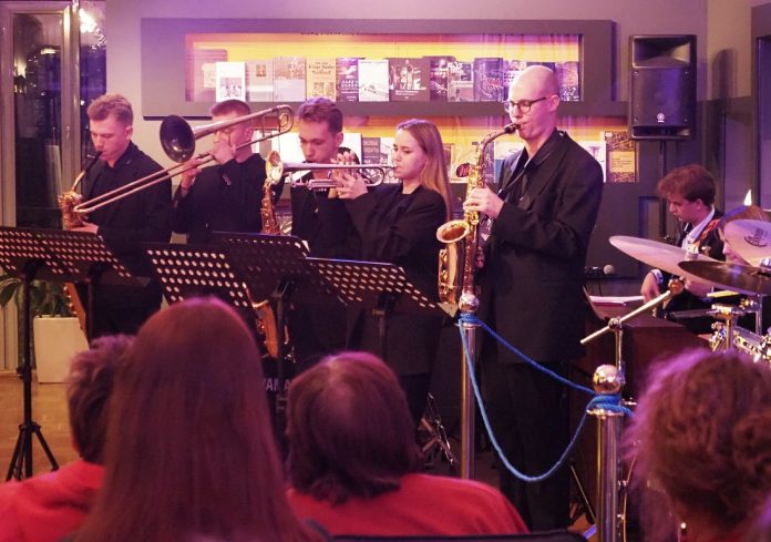 Студенты московской Академии джаза на открытии выставки «ДЖАЗ! 100! Россия!» в Российском национальном музее музыки, 2022