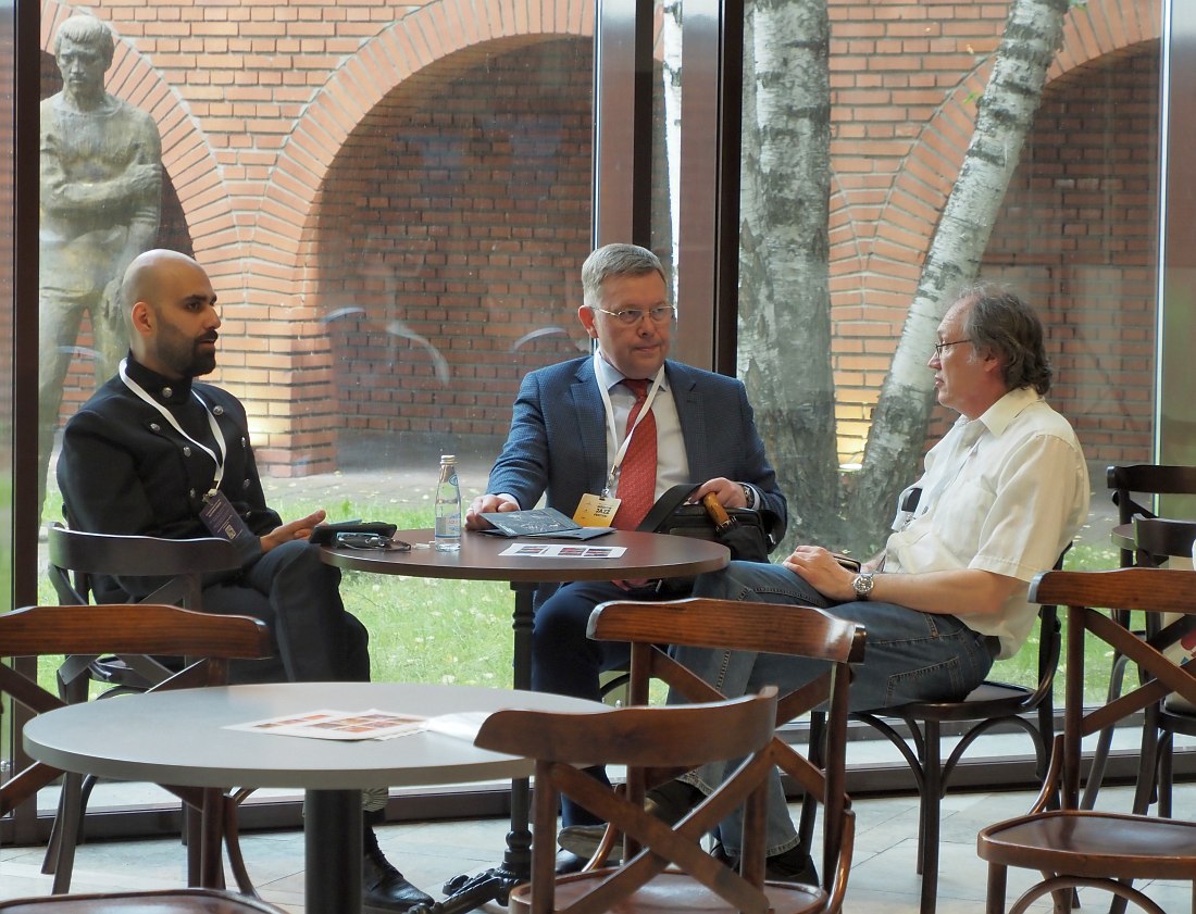 В кулуарах: доцент факультета музыкального искусства эстрады СПбГИК Бениамин Саруханян, первый заместитель директора Академии джаза Павел Овчинников и заведующий кафедрой музыкального искусства эстрады и звукорежиссуры Белгородского ГИИК Борис Мочалин