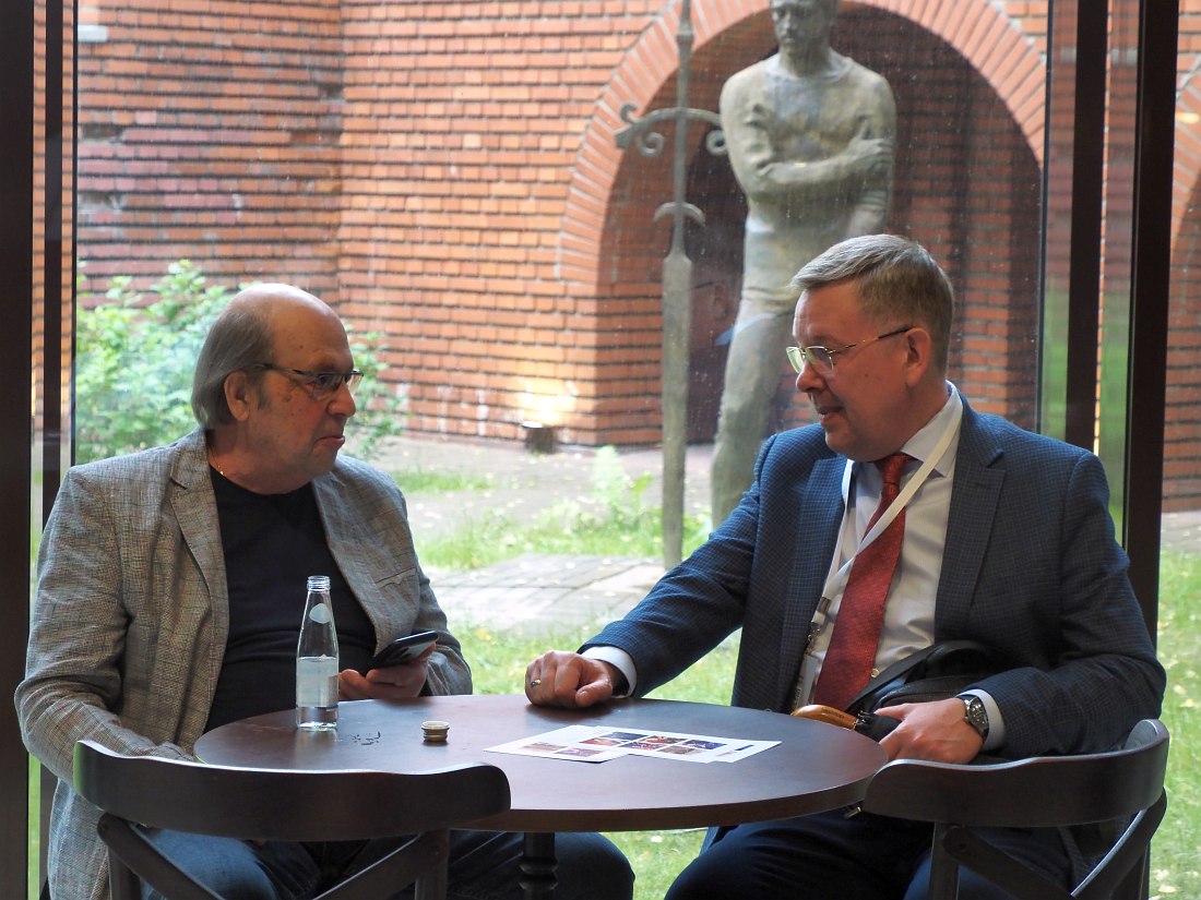 В кулуарах (фойе Театра на Таганке): профессор РАМ им. Гнесиных Игорь Бриль и первый заместитель директора Академии джаза Павел Овчинников