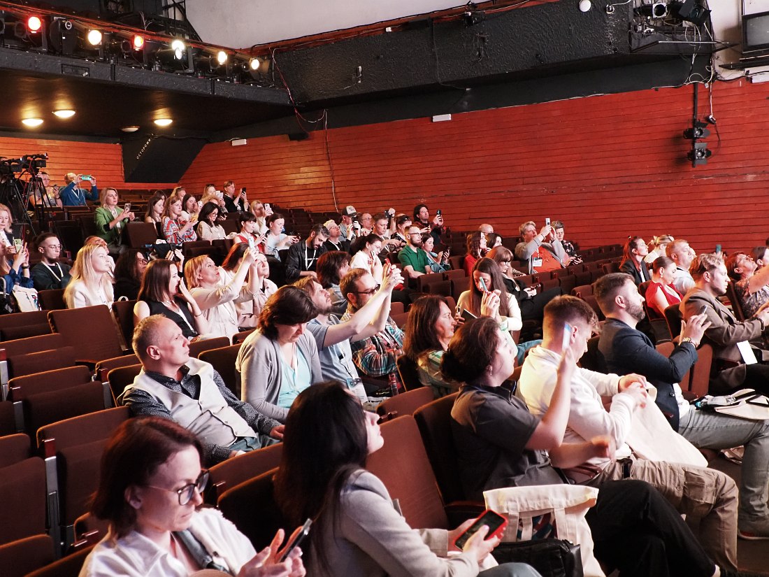 Обсуждение проекта резолюции Форума джазовых педагогов. Джазовые педагоги скачивают проект по QR-коду на экране