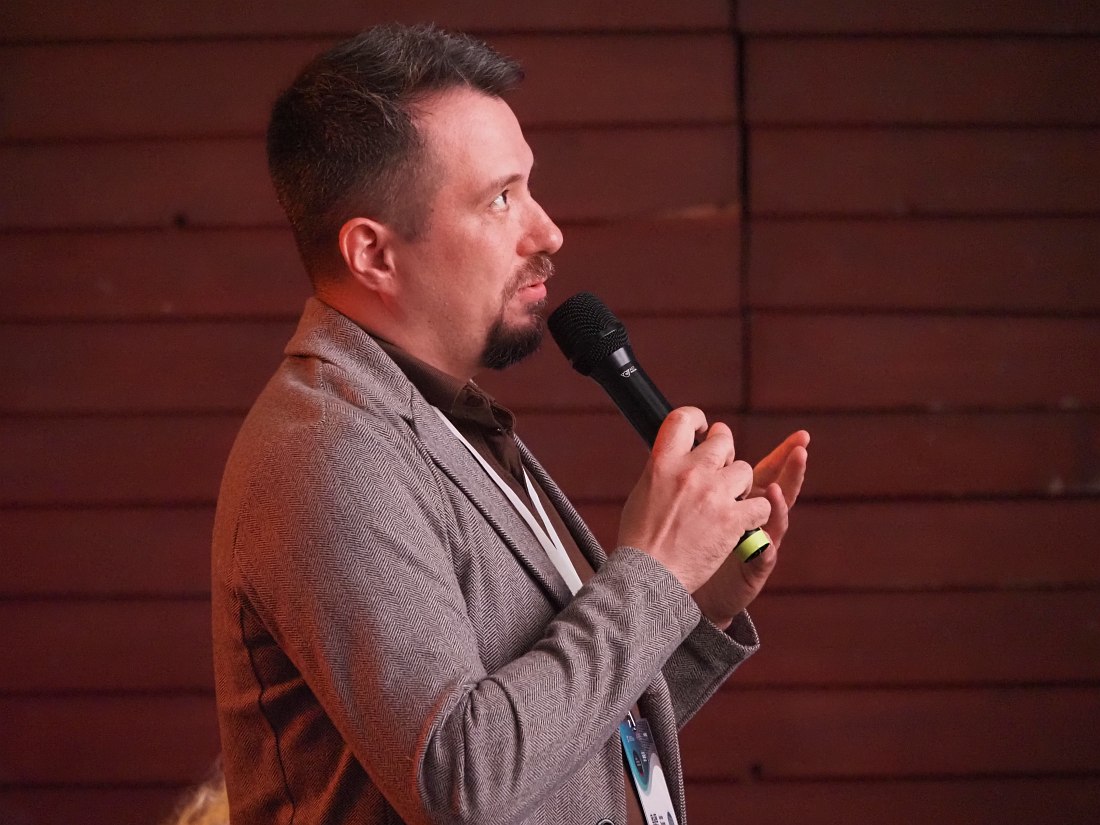 Идёт обсуждение проекта резолюции Форума джазовых педагогов. Выступает  Антон Бугаев, зав. эстрадным отделением Института музыки им. Чайковского (ЮУрГИИ, Челябинск)