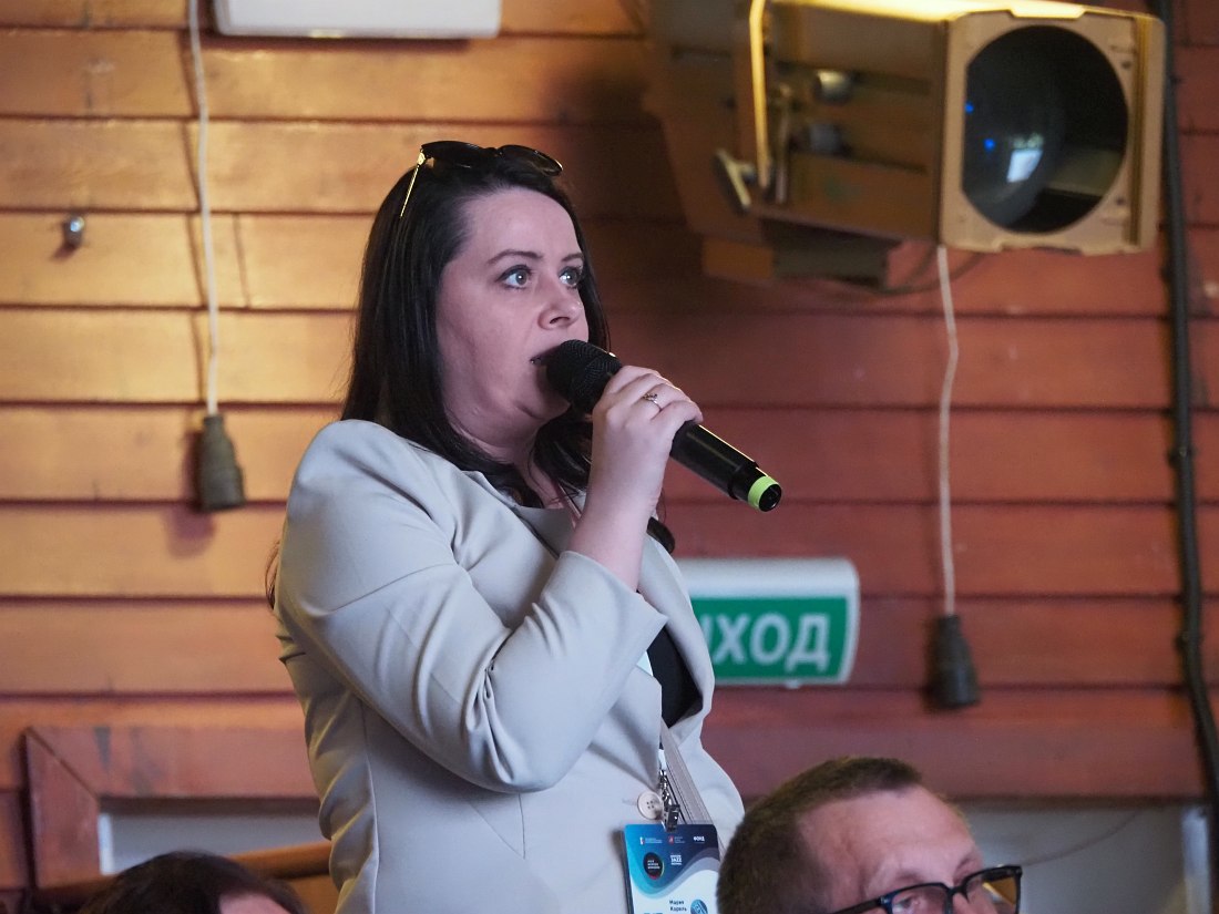 Идёт обсуждение проекта резолюции Форума джазовых педагогов. Выступает Мария Корель (проект «Дети. Музыка. Жизнь», Архангельск)