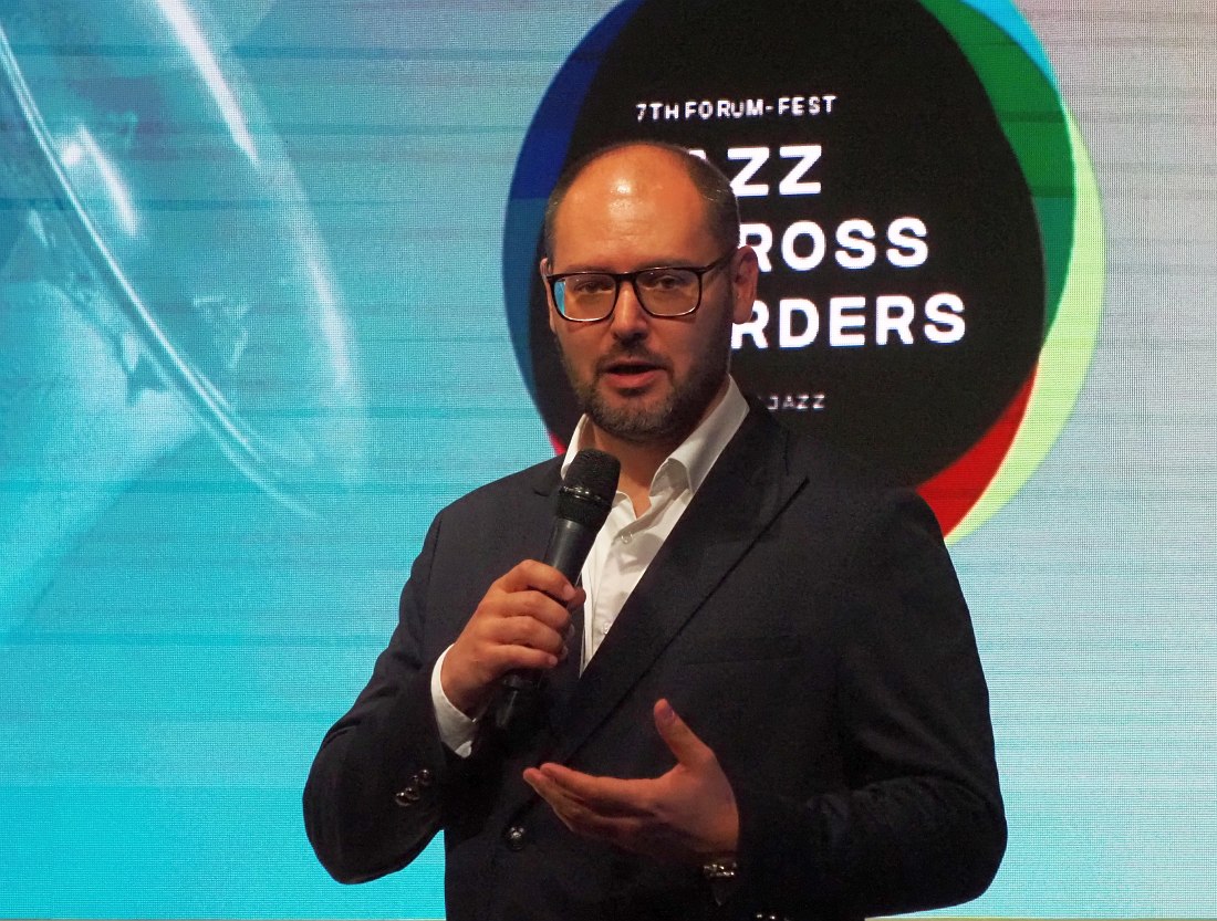 Роман Христюк открывает обсуждение проекта резолюции Форума джазовых педагогов
