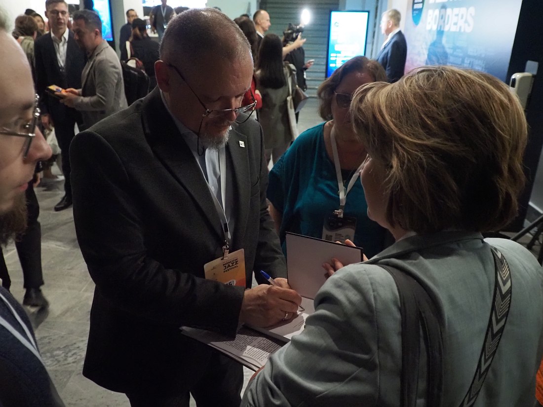 В кулуарах. Кирилл Мошков даёт автографы на своём только что вышедшем учебнике «История стилей музыкальной эстрады»