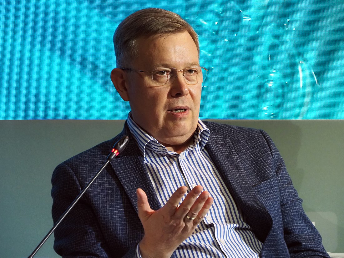 Секция «Научная и методическая деятельность как базовый элемент развития всей индустрии».  Заслуженный артист РФ доцент Павел Овчинников, первый заместитель директора Академии джаза